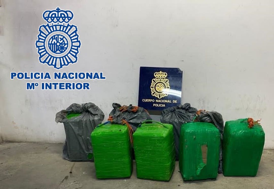 Imagen del alijo intervenido. Imagen del alijo intervenido.