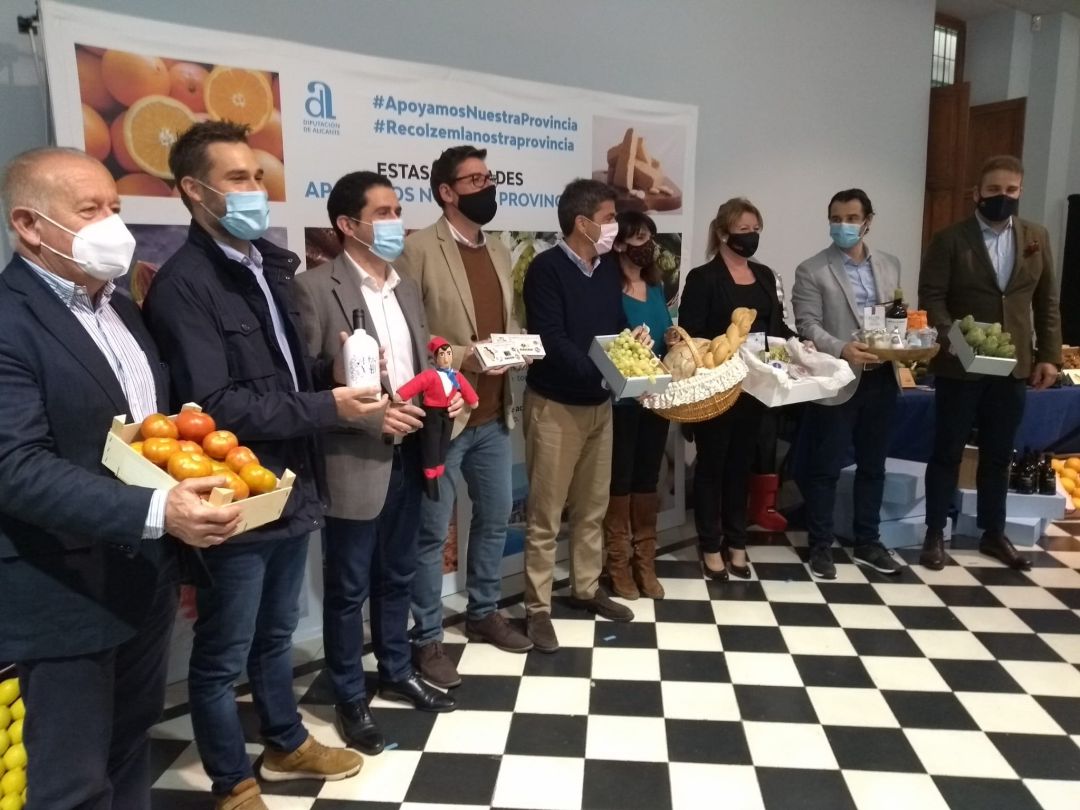 Los diputados de los cuatro grupos y el presidente de la Diputación, Carlos Mazón (c), en la presentación de la campaña #Apoyamos nuestra provincia. Los diputados de los cuatro grupos y el presidente de la Diputación, Carlos Mazón (c), en la presentación de la campaña #Apoyamos nuestra provincia.
