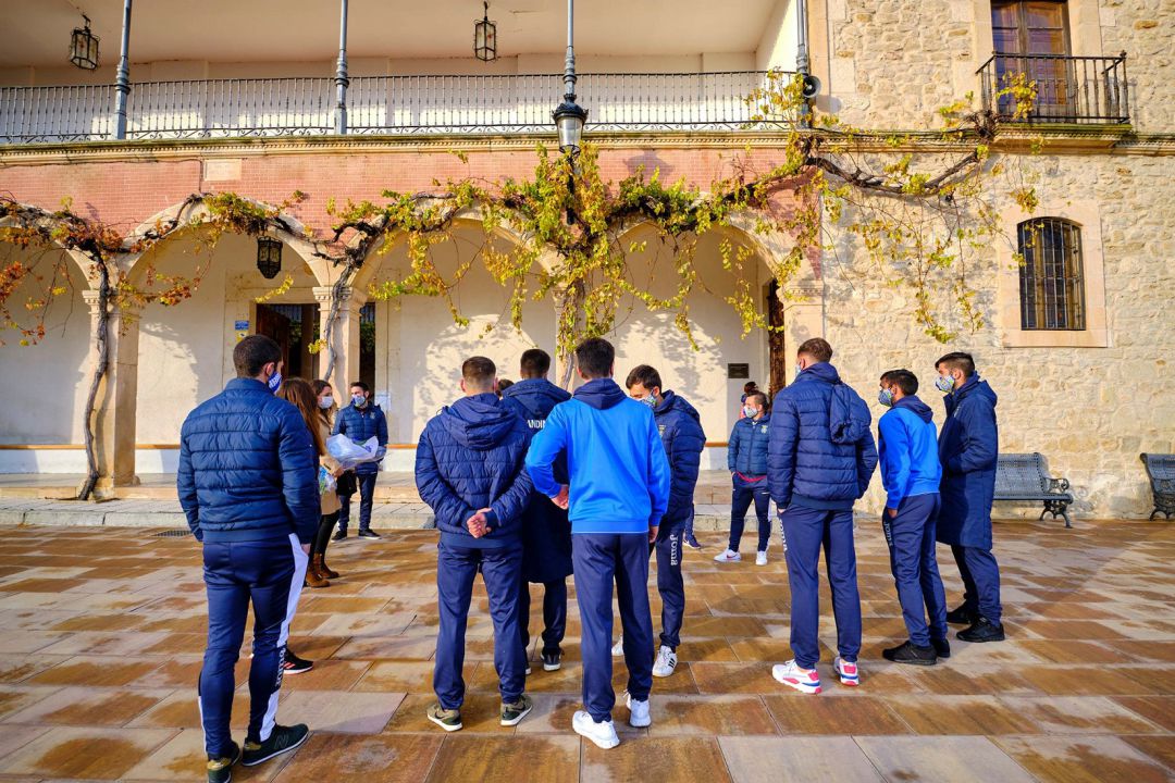 La plantilla de la Arandina frente a la ermita de la Virgen de las Viñas el día de la ofrenda a la patrona de la villa. La plantilla de la Arandina frente a la ermita de la Virgen de las Viñas el día de la ofrenda a la patrona de la villa.