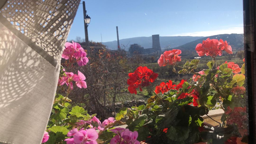 María Álvarez ve desde hace 38 años la térmica desde su ventana María Álvarez ve desde hace 38 años la térmica desde su ventana