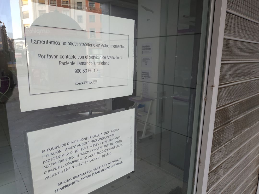 Carteles a la puerta Carteles a la puerta