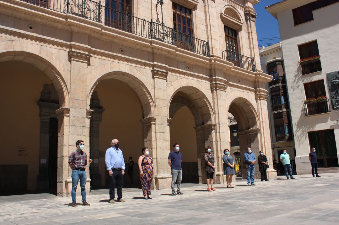 Minuto de silencio a las puertas del consistorio. Minuto de silencio a las puertas del consistorio.