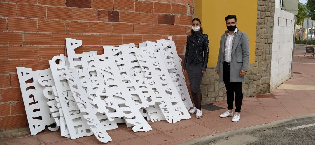 La artista y activista femenista y el concejal de Cultura con los letreros arrancados. La artista y activista femenista y el concejal de Cultura con los letreros arrancados.