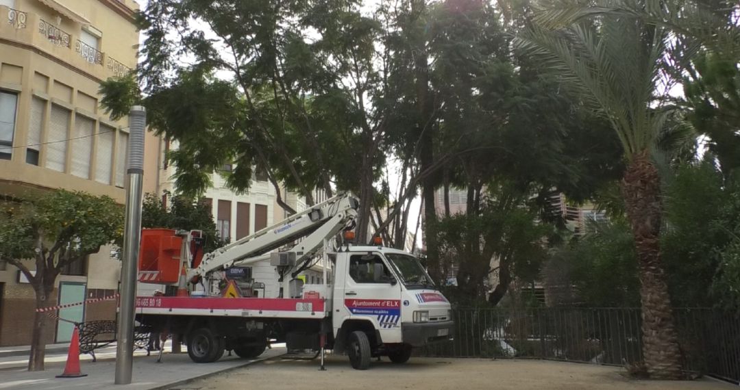 Operarios municipales instalando las luces hoy Operarios municipales instalando las luces hoy