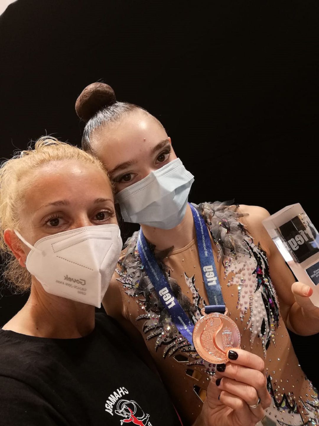 Sofía Niñoles, a la derecha de la imagen, con su entrenadora Davinia Melgar Sofía Niñoles, a la derecha de la imagen, con su entrenadora Davinia Melgar