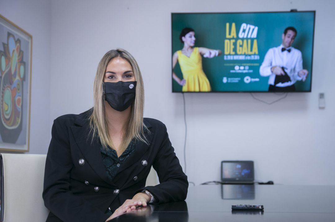 Lydia Morant, concejala de Deportes, junto al cartel del cortometraje Lydia Morant, concejala de Deportes, junto al cartel del cortometraje