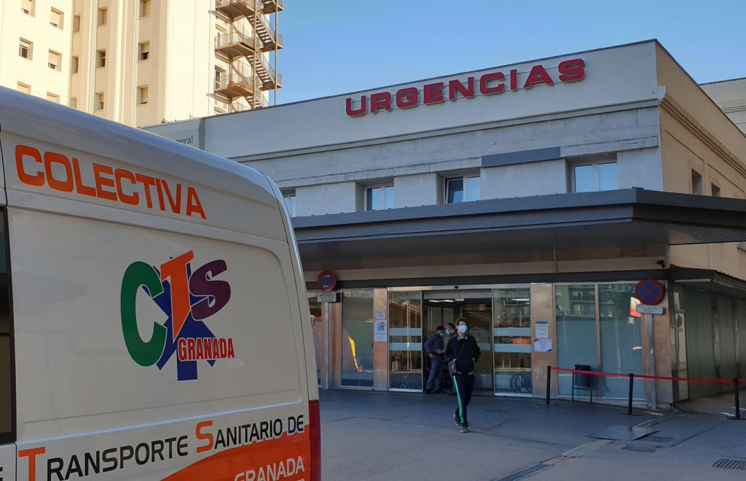 Foto de este mes de noviembre: una ambulancia acaba de dejar a un paciente en las Urgencias del Hospital Virgen de las Nieves de Granada Foto de este mes de noviembre: una ambulancia acaba de dejar a un paciente en las Urgencias del Hospital Virgen de las Nieves de Granada
