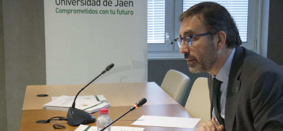 El rector de la UJA, Juan Gómez Ortega, ha sido el encargado de presentar la cátedra. El rector de la UJA, Juan Gómez Ortega, ha sido el encargado de presentar la cátedra.