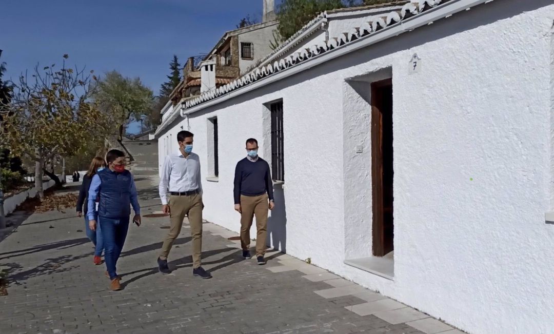 El alcalde, Marino Aguilera, estuvo visitando estas casas turísticas municipales que se destinarán a los temporeros de la aceituna El alcalde, Marino Aguilera, estuvo visitando estas casas turísticas municipales que se destinarán a los temporeros de la aceituna