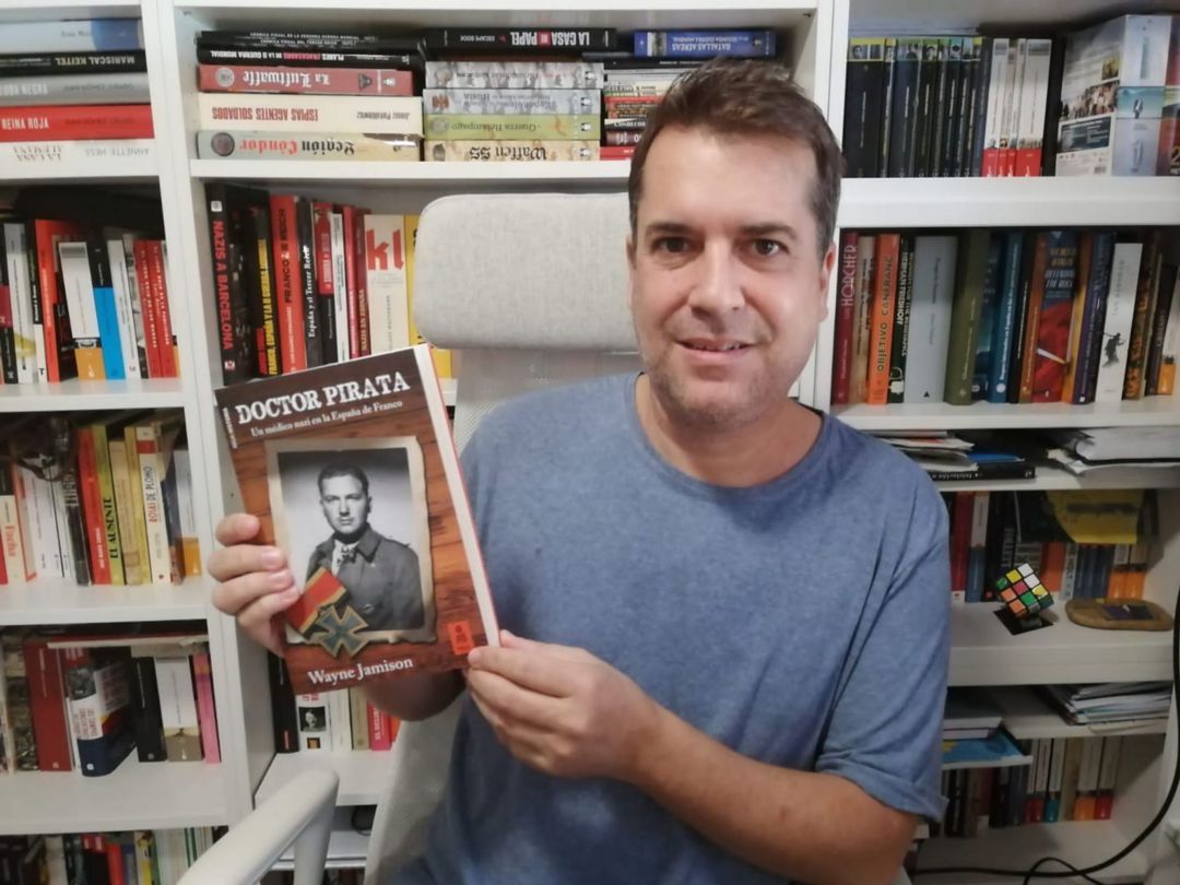 El periodista y escritor Wayne Jamison, con su última novela El periodista y escritor Wayne Jamison, con su última novela