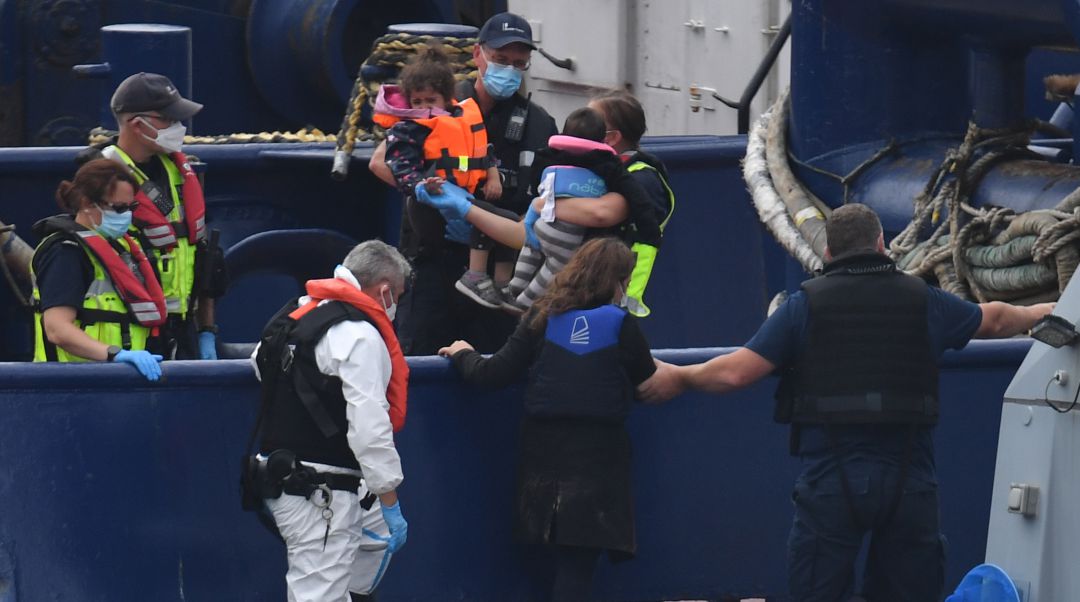 El fenómeno de la inmigración no solo afecta a las costas españolas. En la imagen, oficiales de la Fuerza Fronteriza del Reino Unido llevan a los niños interceptados mientras viajaban en una lancha neumática desde Francia a Inglaterra El fenómeno de la inmigración no solo afecta a las costas españolas. En la imagen, oficiales de la Fuerza Fronteriza del Reino Unido llevan a los niños interceptados mientras viajaban en una lancha neumática desde Francia a Inglaterra