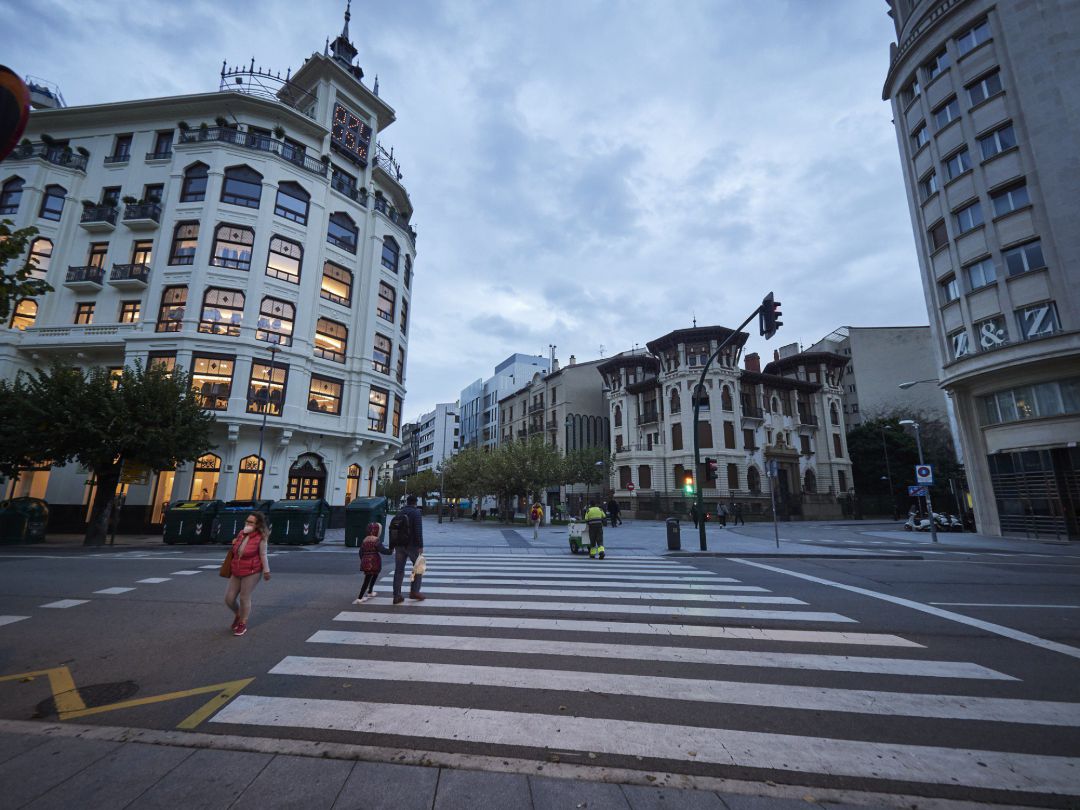 Varias personas pasean por Pamplona Varias personas pasean por Pamplona
