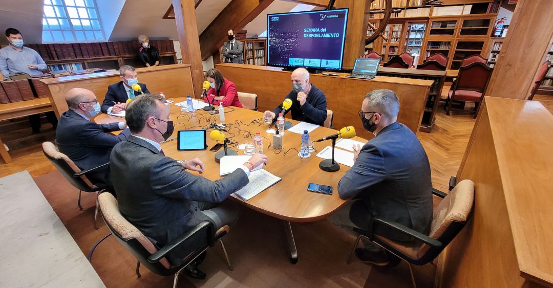 Participantes en el coloquio sobre el despoblamiento en Cantabria desarrollado en la Cámara de Comercio de Cantabria Participantes en el coloquio sobre el despoblamiento en Cantabria desarrollado en la Cámara de Comercio de Cantabria