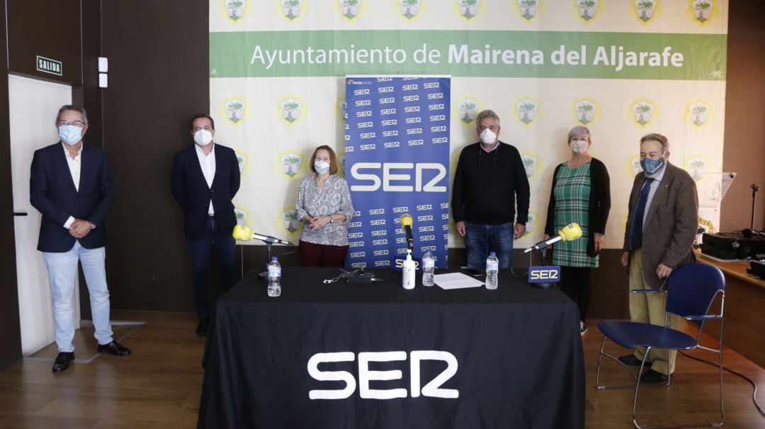 Salomón Hachuel, Antonio Conde (alcalde), Chelo Garrón (vecina), Fermín García (pediatra), Manuela Rivero (secretaria del Enredando) Salomón Hachuel, Antonio Conde (alcalde), Chelo Garrón (vecina), Fermín García (pediatra), Manuela Rivero (secretaria del Enredando)