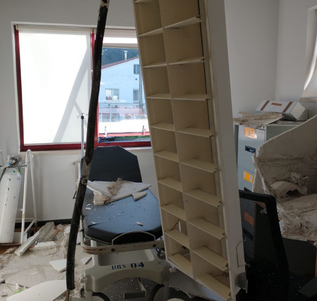 Estado de la sala Covid del centro salud de A Guarda tras caer el falso techo. Estado de la sala Covid del centro salud de A Guarda tras caer el falso techo.