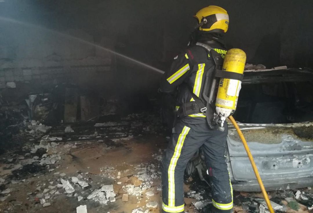 El fuego de la vivienda se originó en el garaje El fuego de la vivienda se originó en el garaje