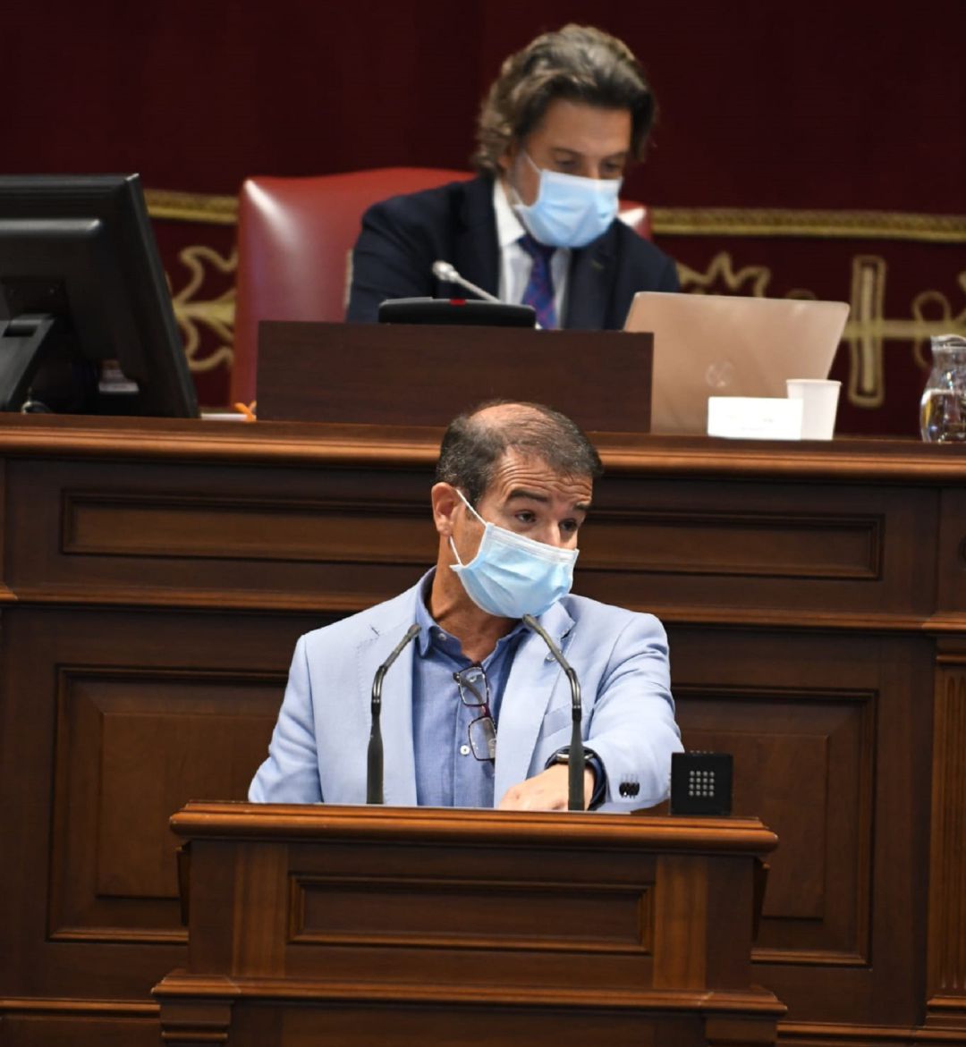 El parlamentario lanzaroteño del PSOE defendiendo la PNL en la cámara autonómica. El parlamentario lanzaroteño del PSOE defendiendo la PNL en la cámara autonómica.