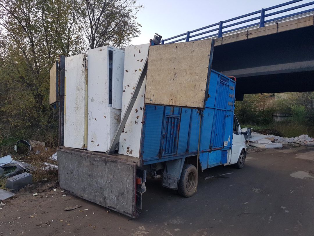 Vehículo cargado con los frigoríficos Vehículo cargado con los frigoríficos