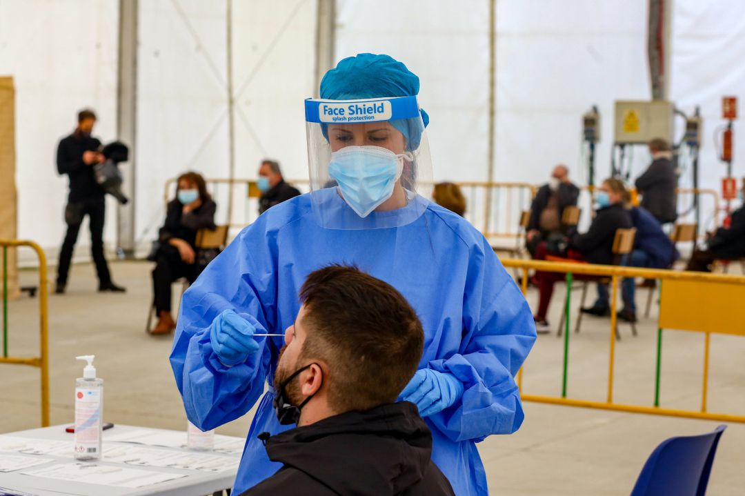 Una sanitaria realiza un test de antígenos en Collado Villalba Una sanitaria realiza un test de antígenos en Collado Villalba