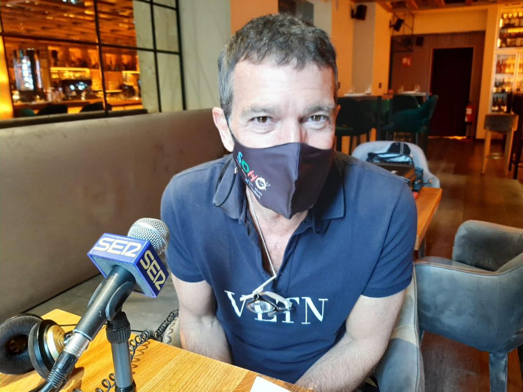 Banderas durante un momento de la entrevista Banderas durante un momento de la entrevista
