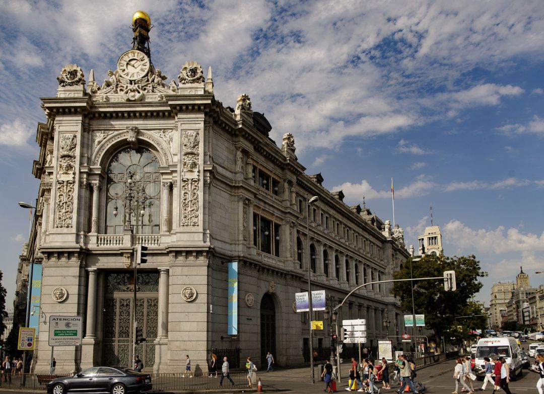 Fachada del edificio del Banco de España situada en la confluencia del Paseo del Prado y la madrileña calle de Alcalá. Fachada del edificio del Banco de España situada en la confluencia del Paseo del Prado y la madrileña calle de Alcalá.