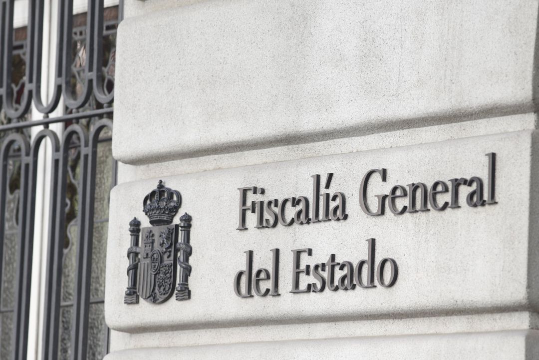 Cartel en la fachada del edificio de la Fiscalía General del Estado Cartel en la fachada del edificio de la Fiscalía General del Estado
