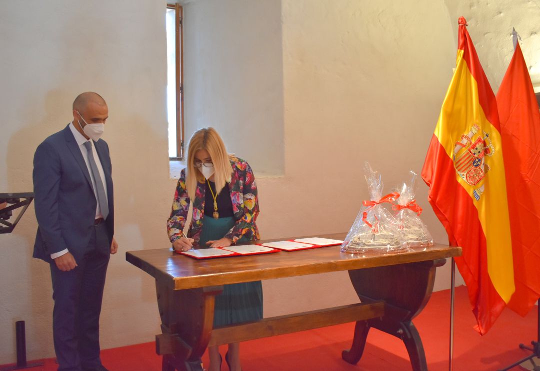 Javier Torá, junto a la alcaldesa de Petrer, durante la firma de hermanamiento con el Distrito de Huadu Javier Torá, junto a la alcaldesa de Petrer, durante la firma de hermanamiento con el Distrito de Huadu