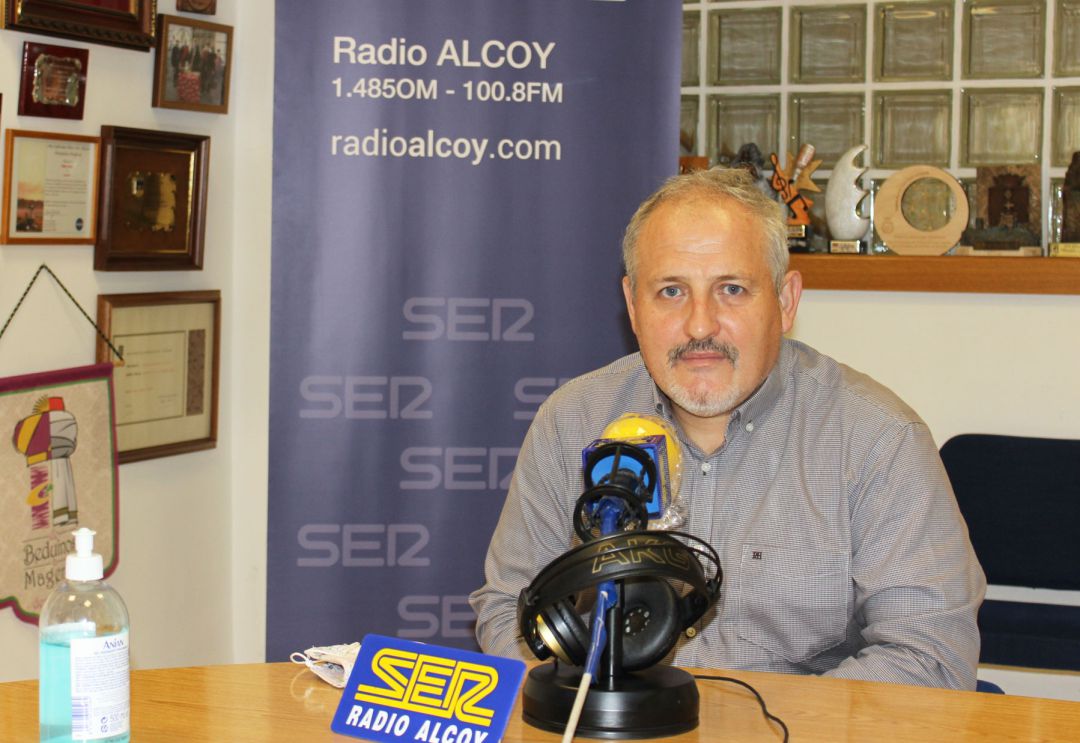 Pau Bernabéu en los estudios de Radio Alcoy Pau Bernabéu en los estudios de Radio Alcoy
