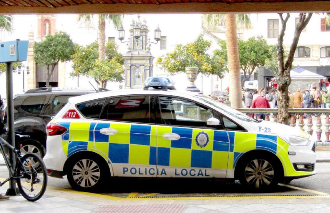 Un coche de Policía en Algeciras. Un coche de Policía en Algeciras.