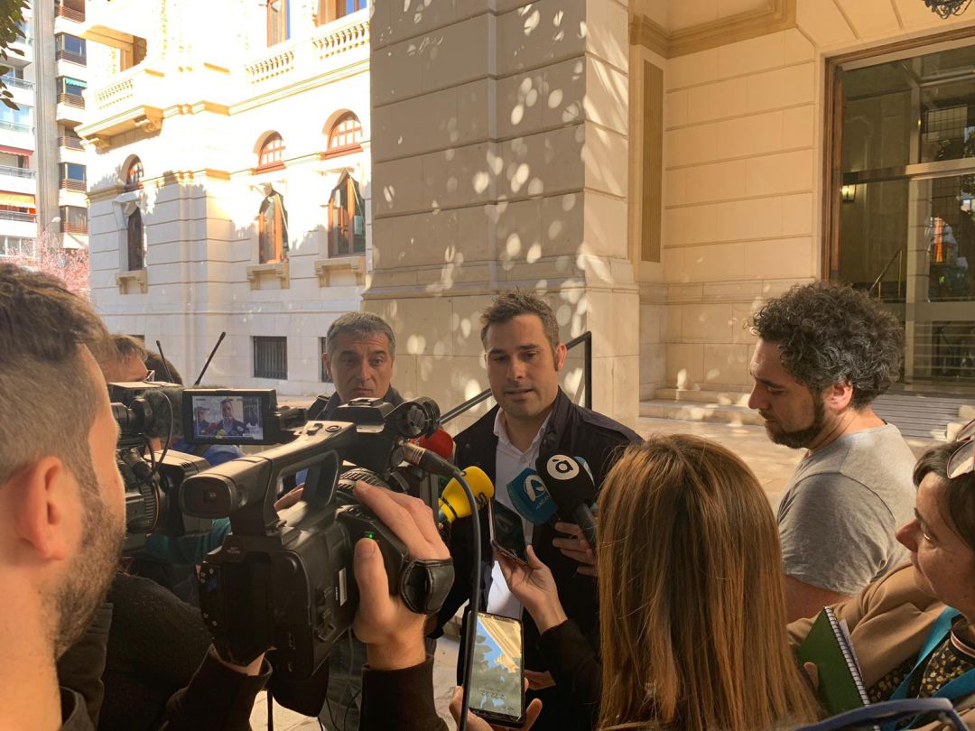 Gerard Fullana, a las puertas de la Diputación, el pasado marzo, tras denunciar el presunto desvío de 124.000 euros, entre 2017 y 2018 desde el grupo popular al PP.
Gerard Fullana, a las puertas de la Diputación, el pasado marzo, tras denunciar el presunto desvío de 124.000 euros, entre 2017 y 2018 desde el grupo popular al PP.