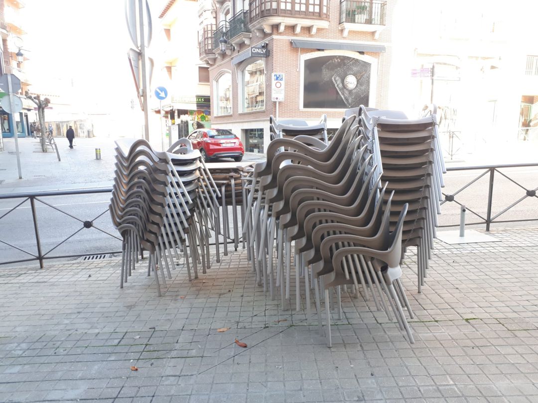 Las sillas de las terrazas arandinas permanecen apiladas desde hace dos semanas que comenzó el cierre de la restauración para frenar la pandemia Las sillas de las terrazas arandinas permanecen apiladas desde hace dos semanas que comenzó el cierre de la restauración para frenar la pandemia