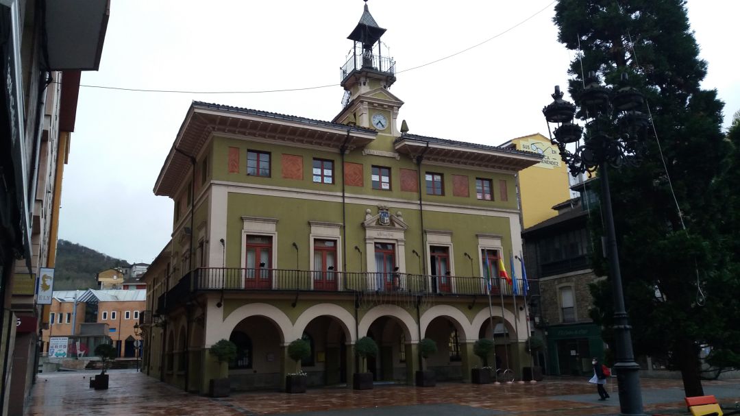 Edificio principal del Ayuntamiento de Langreo, uno de los municipios afectados por los nuevos cierres perimetrales Edificio principal del Ayuntamiento de Langreo, uno de los municipios afectados por los nuevos cierres perimetrales