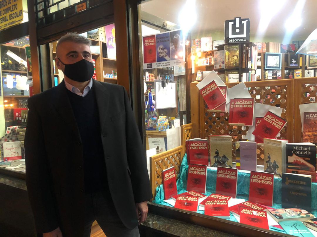 El historiador en la librería 'Reconquista' de Oviedo justo con ejemplares de su libro El historiador en la librería 'Reconquista' de Oviedo justo con ejemplares de su libro