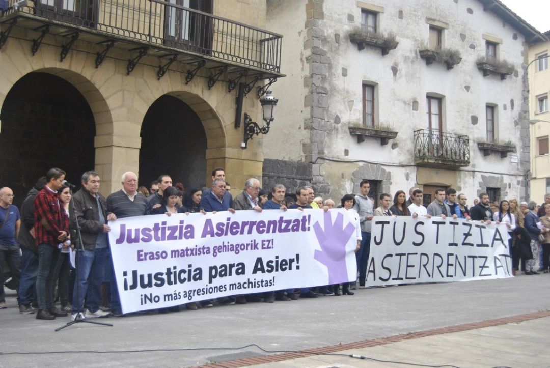 El consistorio urnietarra es pionero en este tipo de actuaciones, ya que el pasado mes de julio aprobó una moción para instar a los Gobiernos central y vasco a reconocer como violencia machista casos como los de Asier Niebla, un vecino de esta localidad fallecido en 2018 tras ser golpeado por el exnovio de una chica con la que estaba hablando El consistorio urnietarra es pionero en este tipo de actuaciones, ya que el pasado mes de julio aprobó una moción para instar a los Gobiernos central y vasco a reconocer como violencia machista casos como los de Asier Niebla, un vecino de esta localidad fallecido en 2018 tras ser golpeado por el exnovio de una chica con la que estaba hablando