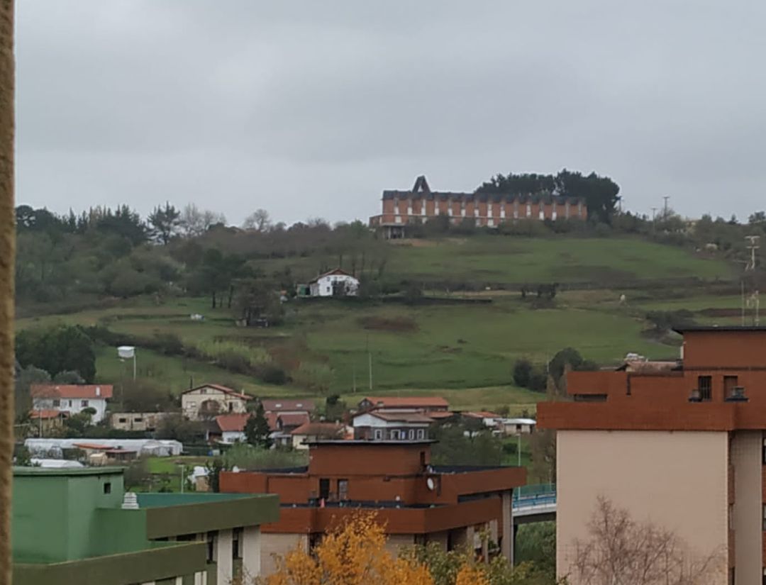 El antiguo convento de las dominicas a lo alto del monte Kurkudi junto con la ladera que el ayuntamiento de leioa pretende recalificar. El antiguo convento de las dominicas a lo alto del monte Kurkudi junto con la ladera que el ayuntamiento de leioa pretende recalificar.
