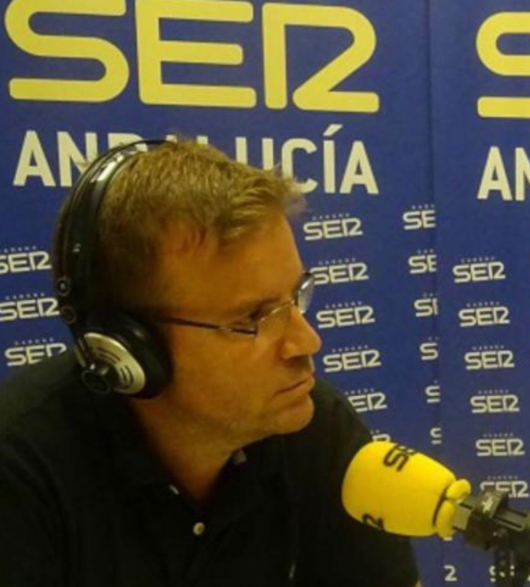 El periodista Fernando Pérez Monguió, en los estudios de la SER El periodista Fernando Pérez Monguió, en los estudios de la SER