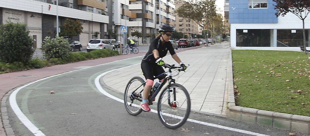 Carril bici en la Avenida Hermanos Bou de Castelló Carril bici en la Avenida Hermanos Bou de Castelló