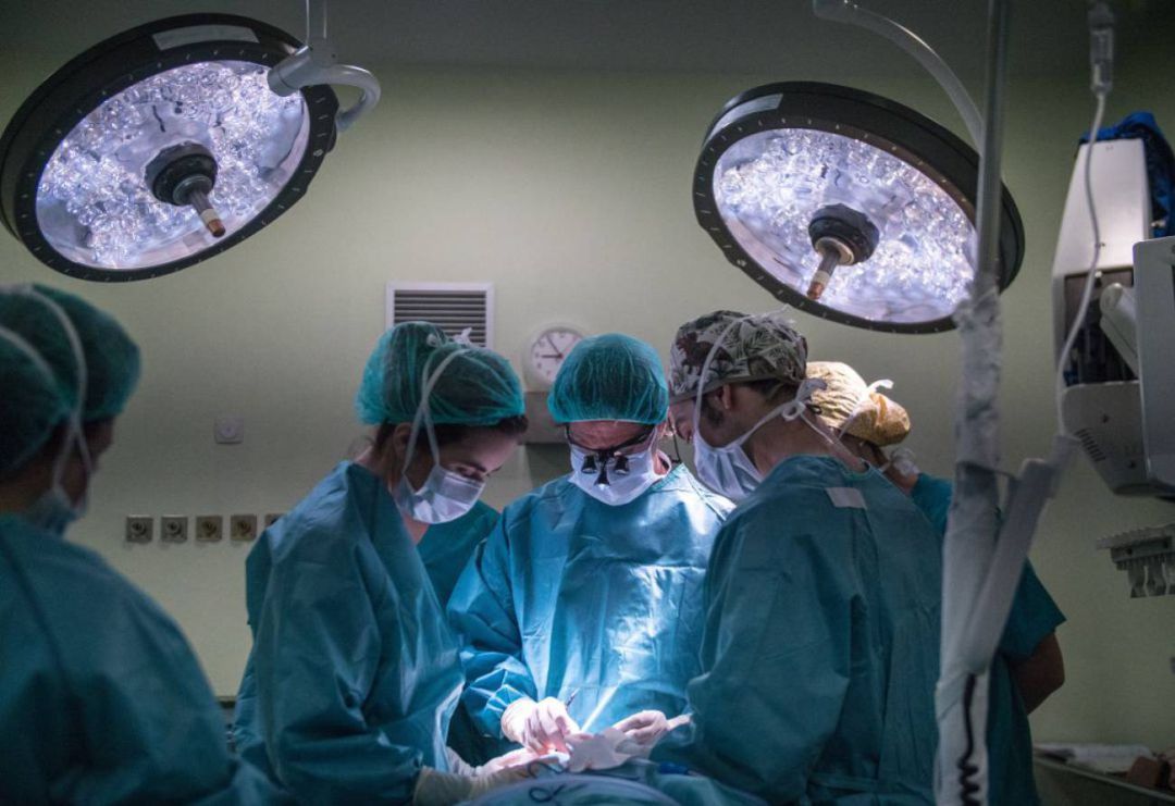 Personal de quirófano durante una operación Personal de quirófano durante una operación