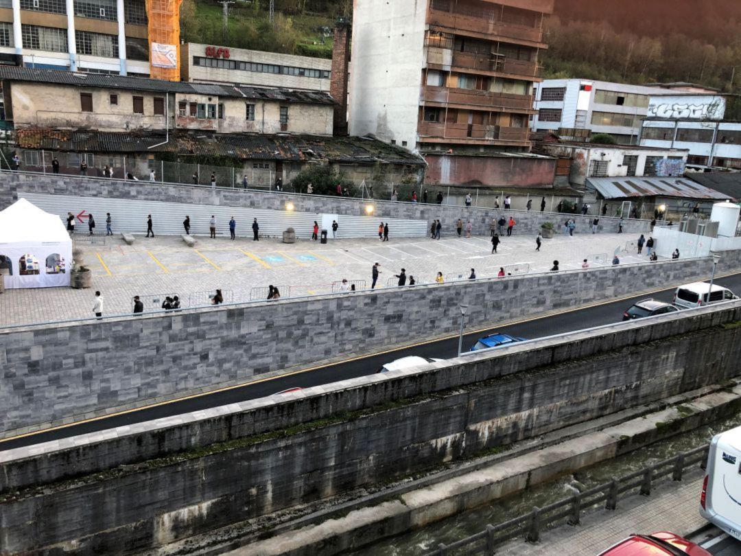 El parking del hospital de Eibar es el lugar en el que se realizan las pruebas PCR en la ciudad armera El parking del hospital de Eibar es el lugar en el que se realizan las pruebas PCR en la ciudad armera
