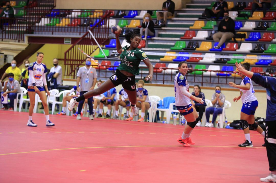 Lysa lanza a portería en el partido europeo contra el Granollers en Elche Lysa lanza a portería en el partido europeo contra el Granollers en Elche