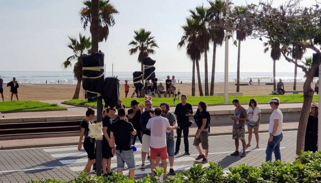 Javier Fesser y su equipo en una de las escenas rodadas en la playa de Gandia Javier Fesser y su equipo en una de las escenas rodadas en la playa de Gandia