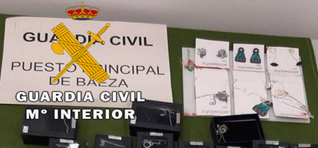 Efectos encontrados por la Guardia Civil tras el registro realizado al presunto autor del robo. Efectos encontrados por la Guardia Civil tras el registro realizado al presunto autor del robo.