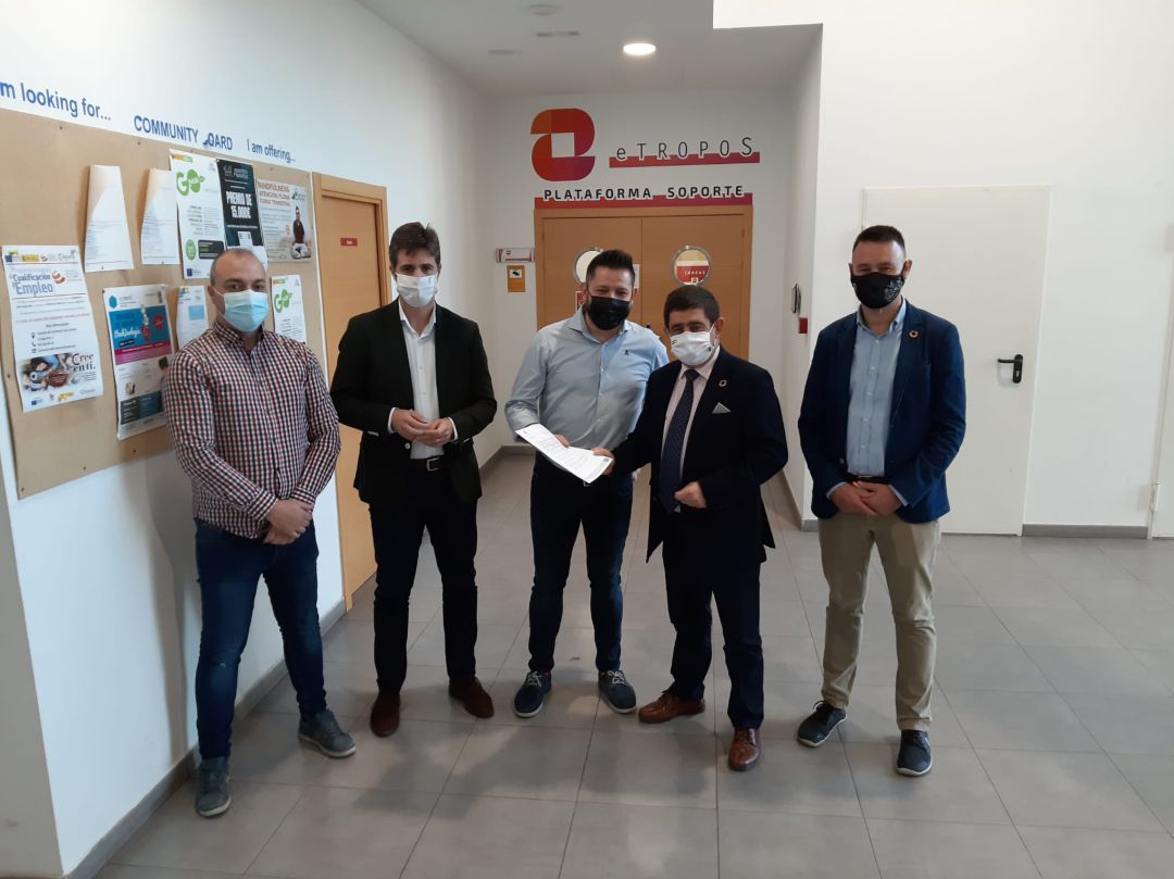 representantes de etropoS y de la Diputación de Jaén en el acto de entrega de ayudas a la contratación que recibe la empresa. representantes de etropoS y de la Diputación de Jaén en el acto de entrega de ayudas a la contratación que recibe la empresa.