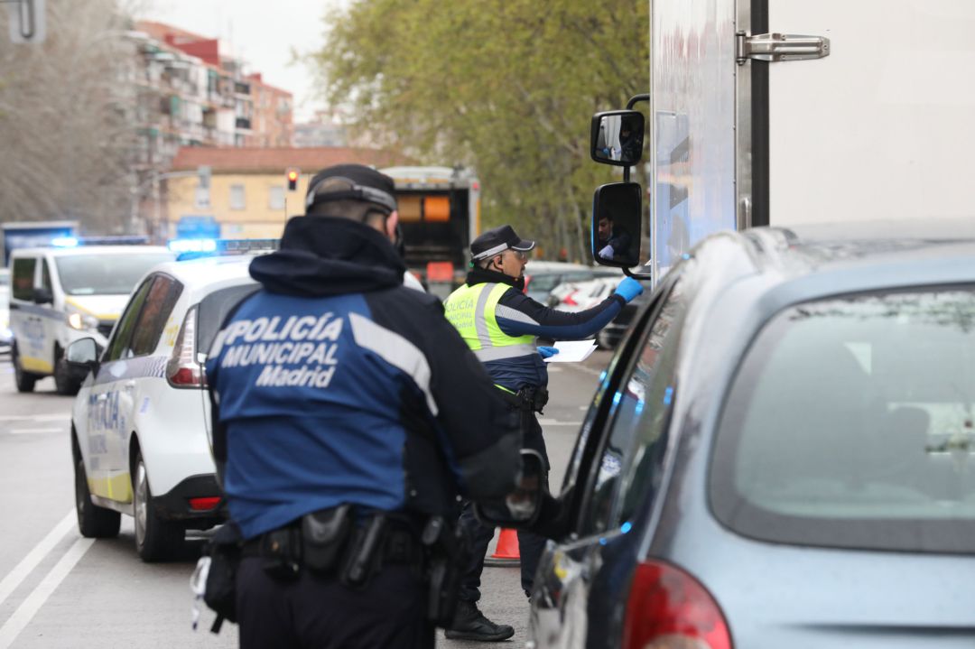 Dos policías municipales dan el alto a dos vehículos Dos policías municipales dan el alto a dos vehículos