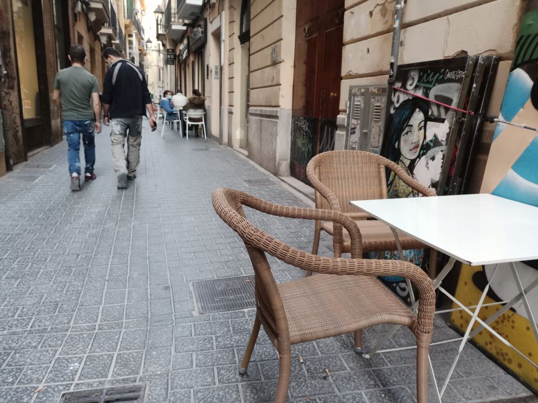 Los clientes que accedan solo al interior del local, y no a la terraza, deberán identificarse. Los clientes que accedan solo al interior del local, y no a la terraza, deberán identificarse.