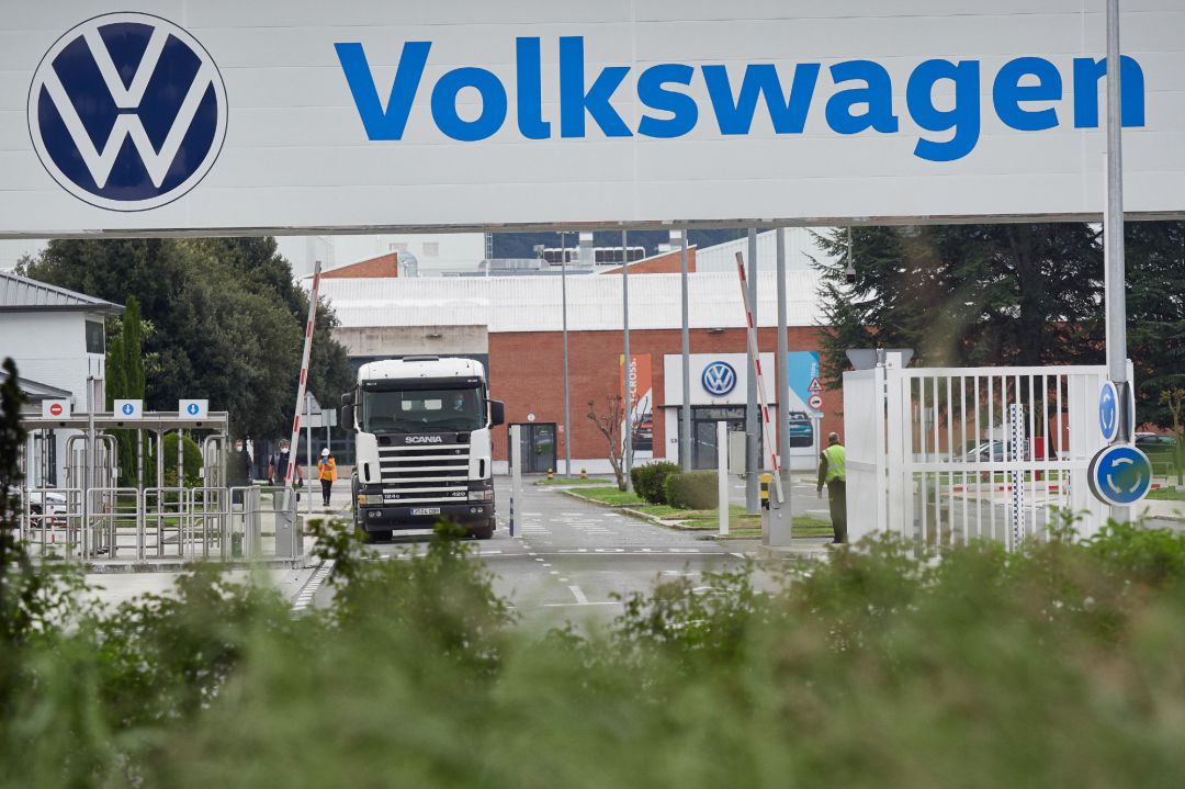 Vista de la puerta principal de la fábrica de Volkswagen Navarra Vista de la puerta principal de la fábrica de Volkswagen Navarra