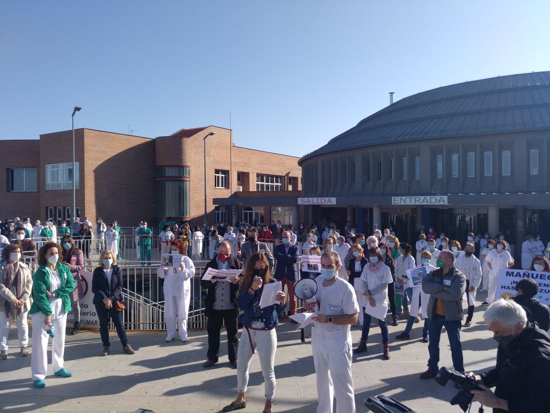 Trabajadores sanitarios en la movilizacion a las puertas del Hospital de Segovia Trabajadores sanitarios en la movilizacion a las puertas del Hospital de Segovia