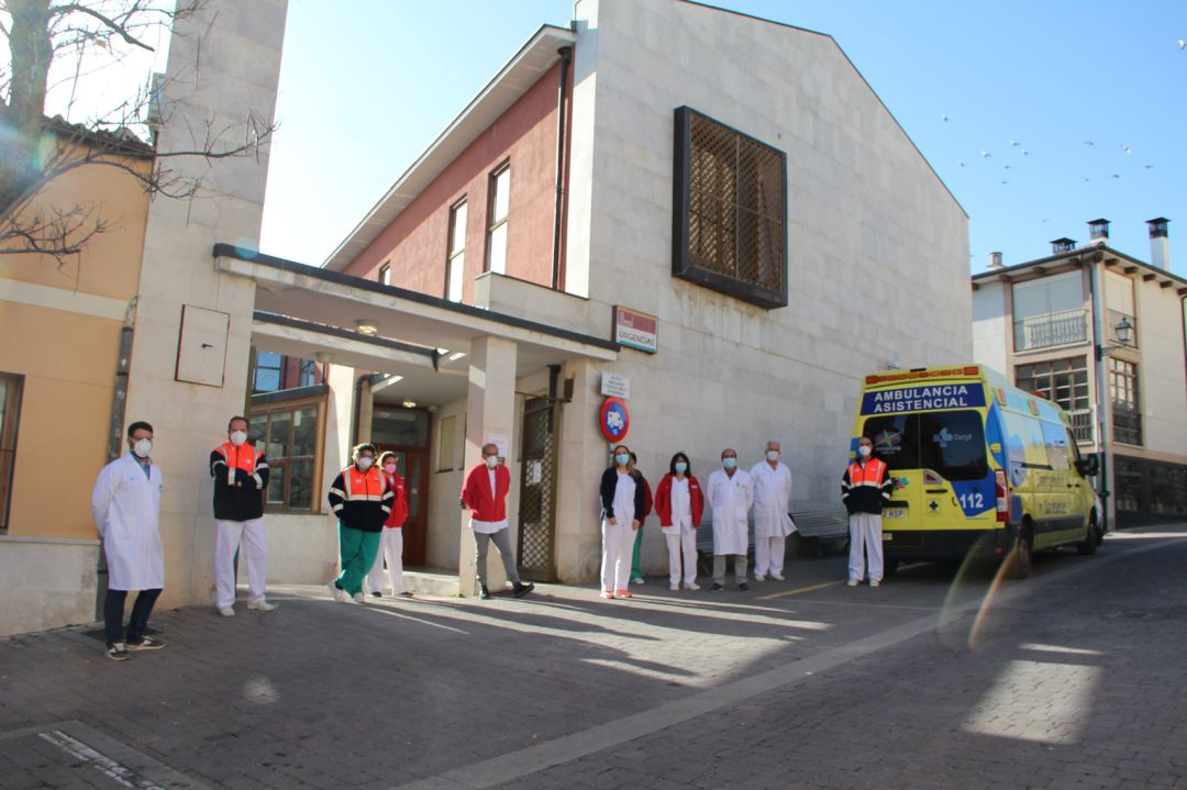 Concentración de los sanitarios a las puertas del Centro de Salud de Cuéllar Concentración de los sanitarios a las puertas del Centro de Salud de Cuéllar