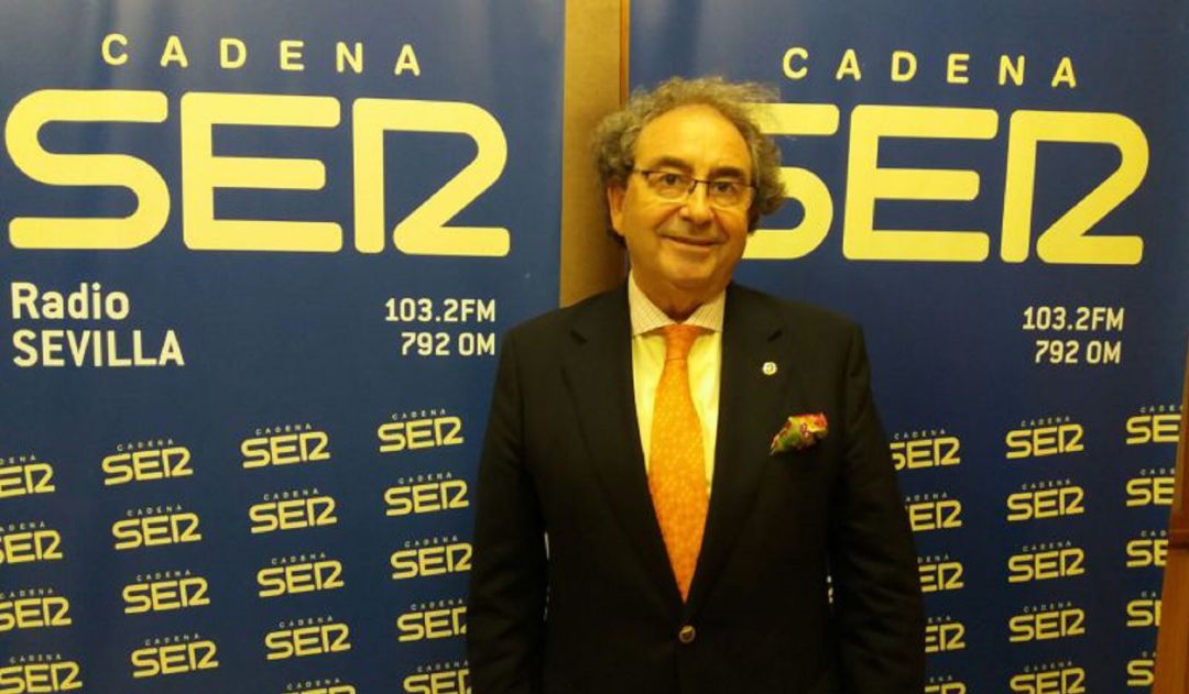 Imagen de archivo de José Antonio Fernández Cabrero, hermano mayor de La Macarena, en los estudios de Radio Sevilla Imagen de archivo de José Antonio Fernández Cabrero, hermano mayor de La Macarena, en los estudios de Radio Sevilla