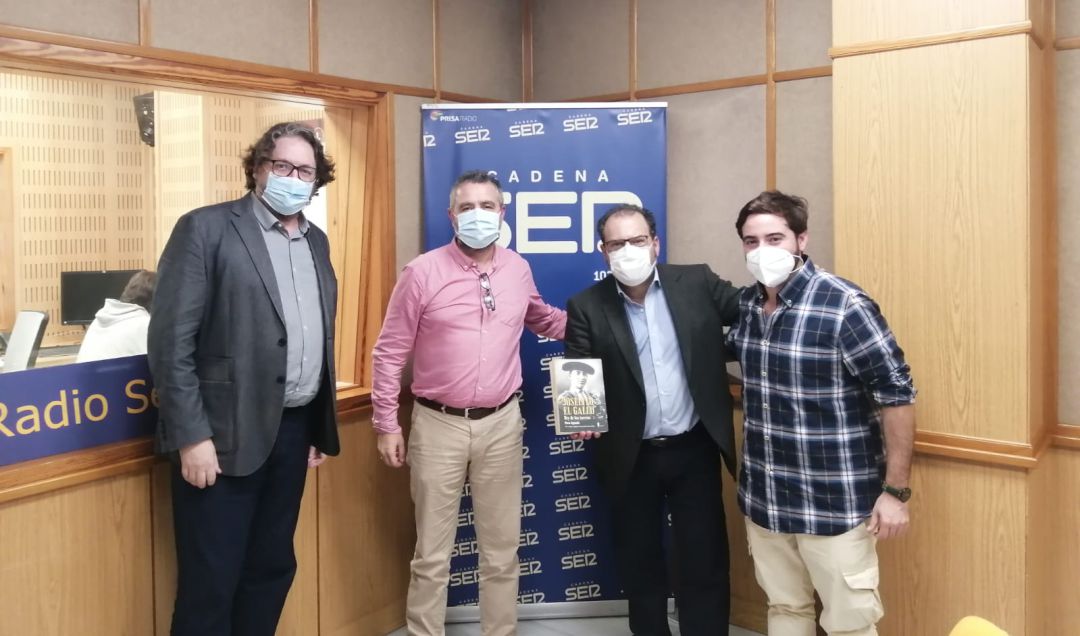 De izquierda a derecha en el estudio de Radio Sevilla, David González, de El Paseo Editorial; Paco García, Paco Aguado y José Manuel Peña De izquierda a derecha en el estudio de Radio Sevilla, David González, de El Paseo Editorial; Paco García, Paco Aguado y José Manuel Peña